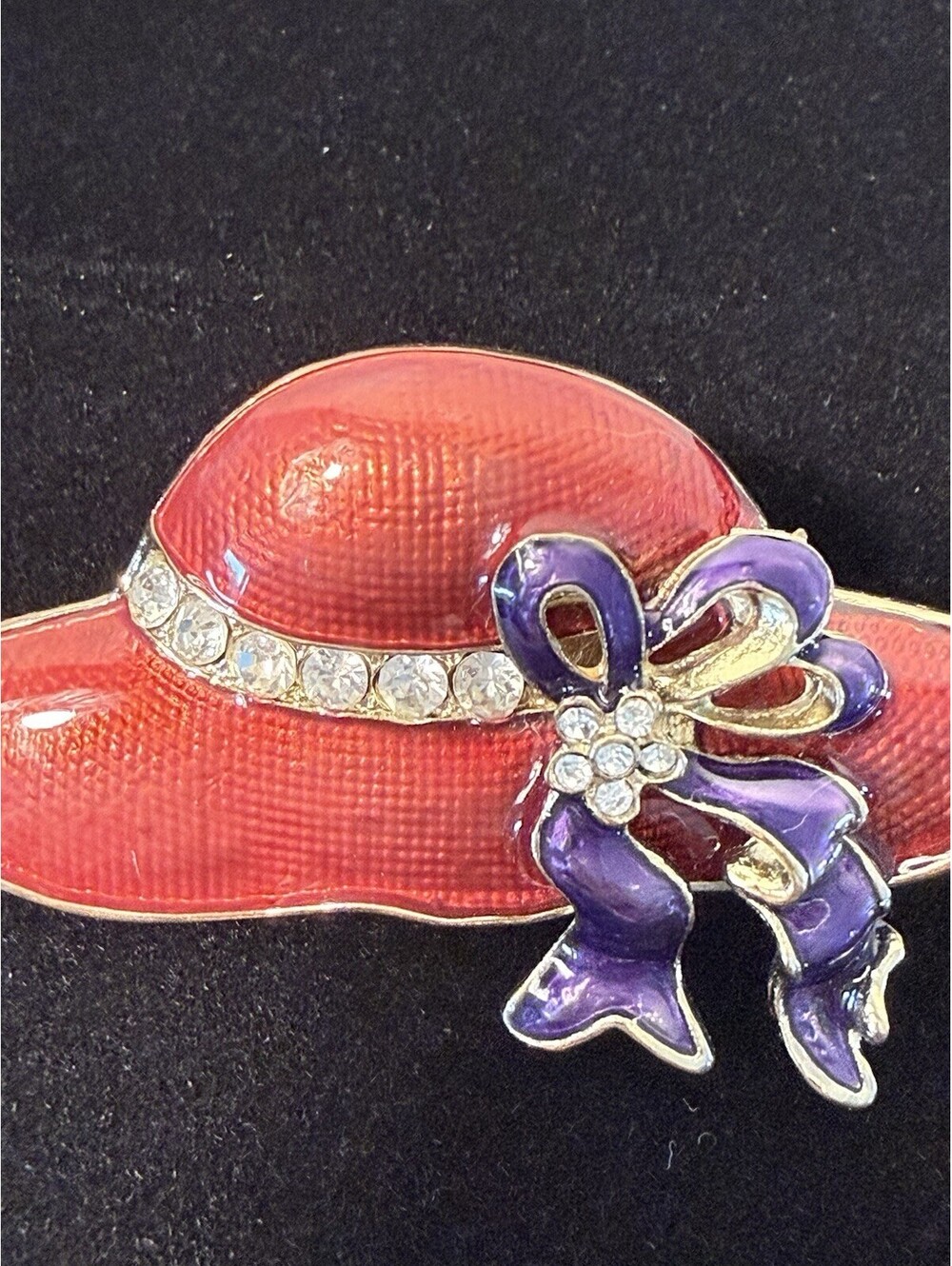 VINTAGE GOLD TONE BROOCH PIN 2.25" CRYSTAL WOMEN'S RED HAT ENAMEL W/ BOW